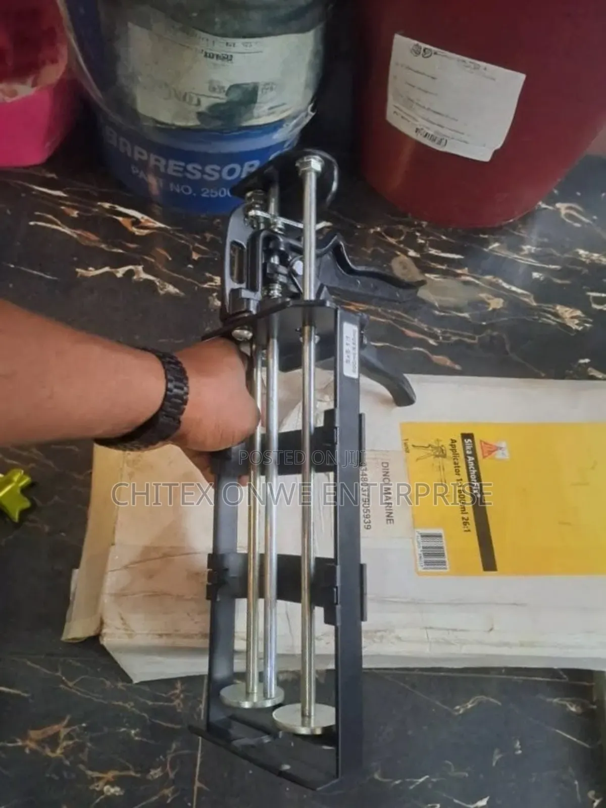 Dual-cartridge Caulk Gun