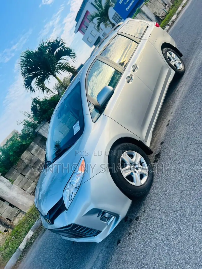 Toyota Sienna LE AWD 2020 Silver
