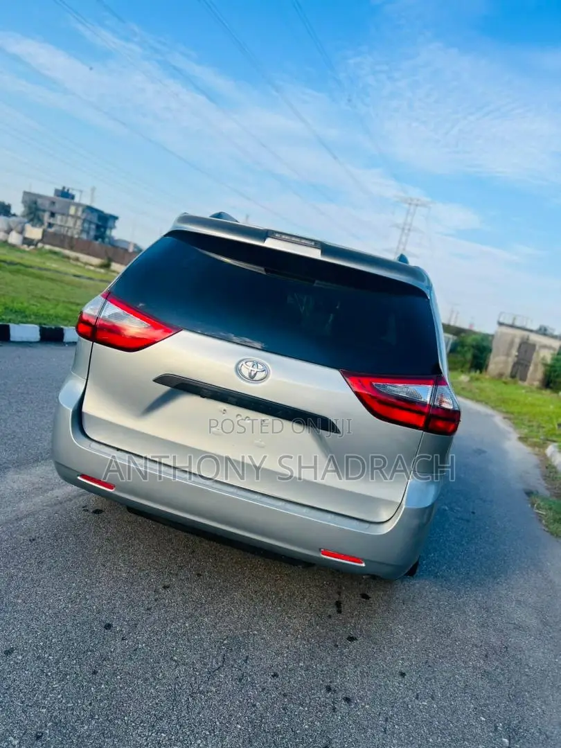 Toyota Sienna LE AWD 2020 Silver