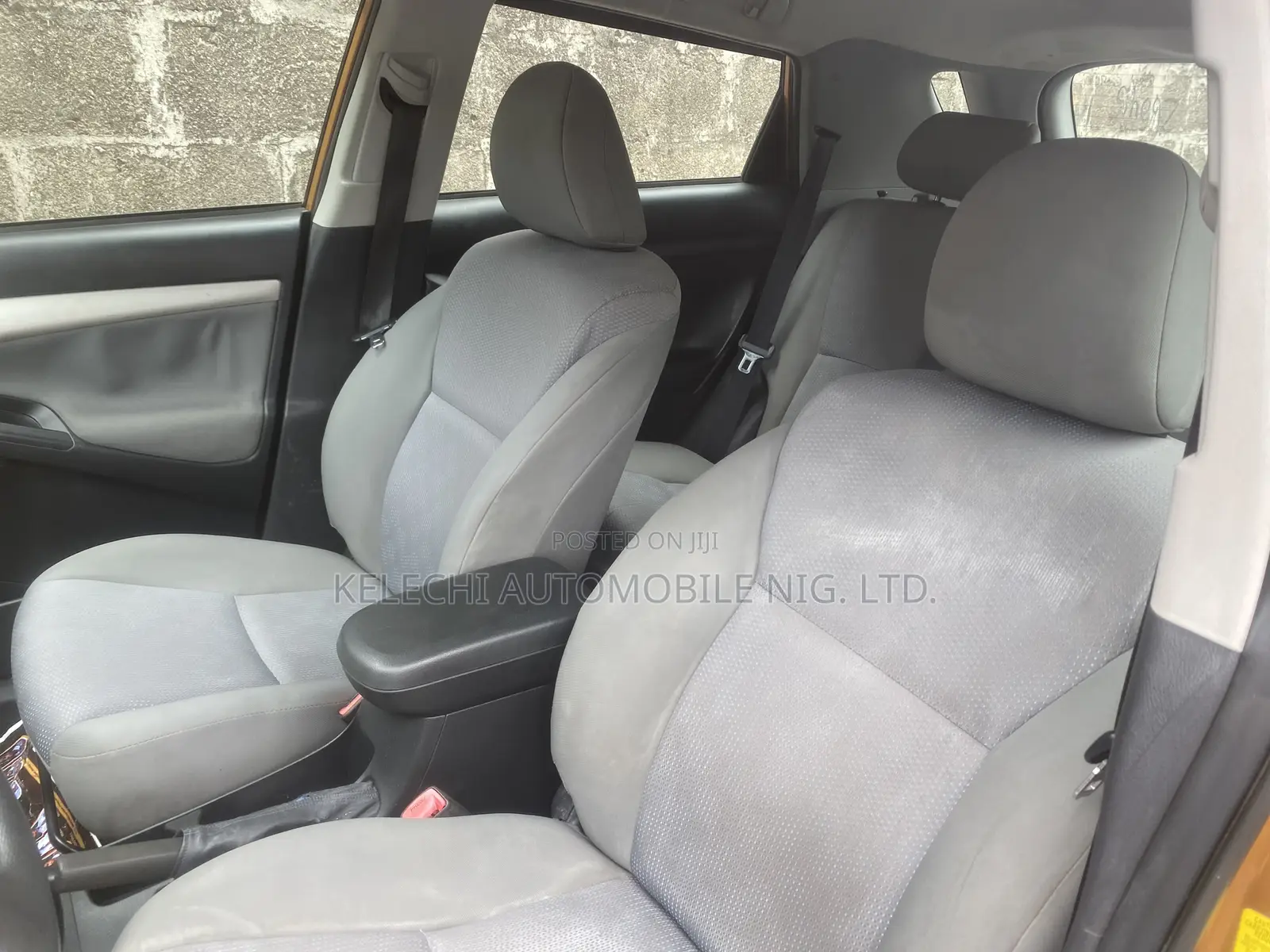 Toyota Matrix S Hatchback AWD (2.4L 4cyl 4A) 2012 Gold