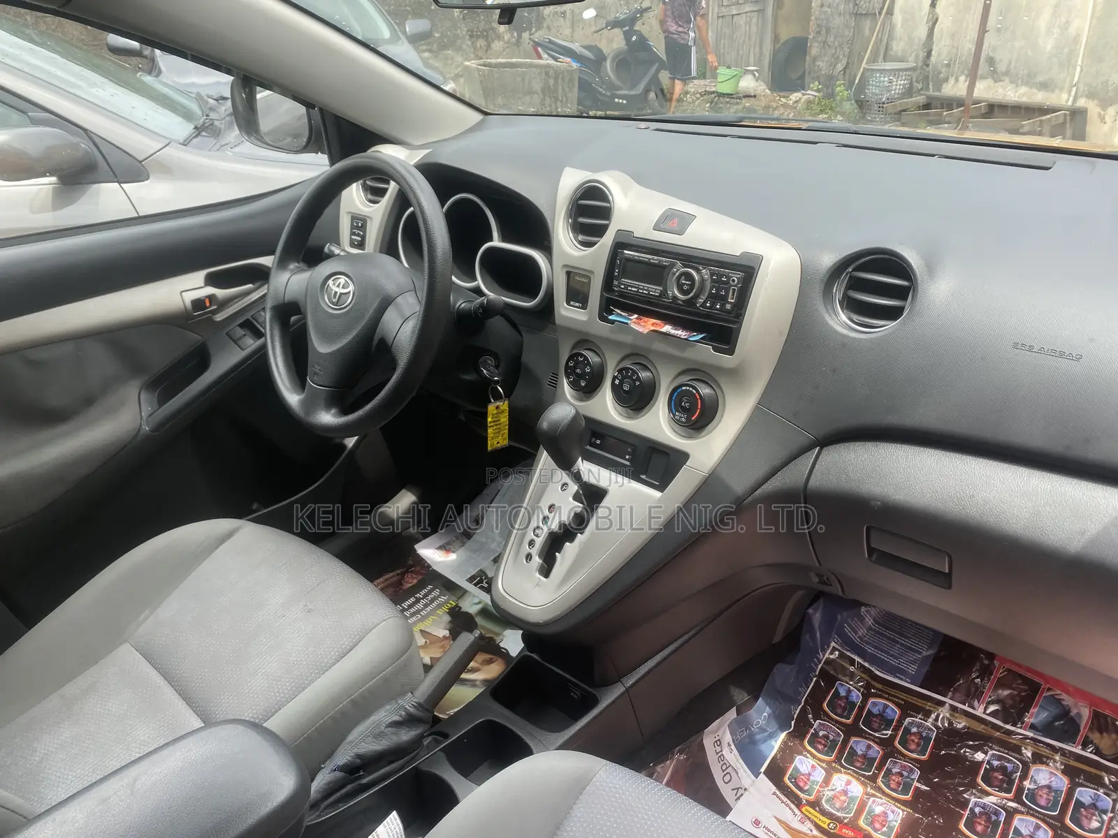Toyota Matrix S Hatchback AWD (2.4L 4cyl 4A) 2012 Gold
