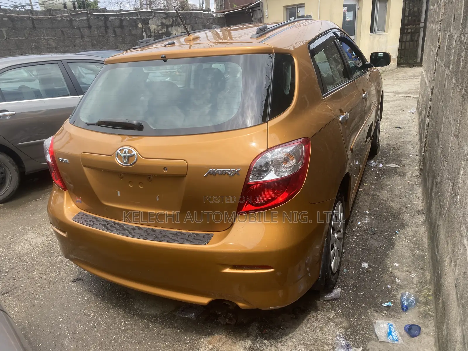Toyota Matrix S Hatchback AWD (2.4L 4cyl 4A) 2012 Gold
