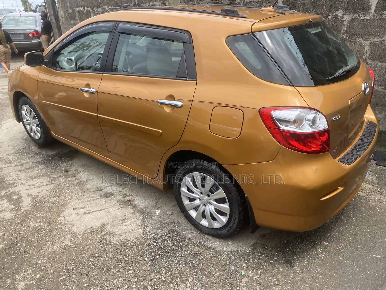 Toyota Matrix S Hatchback AWD (2.4L 4cyl 4A) 2012 Gold