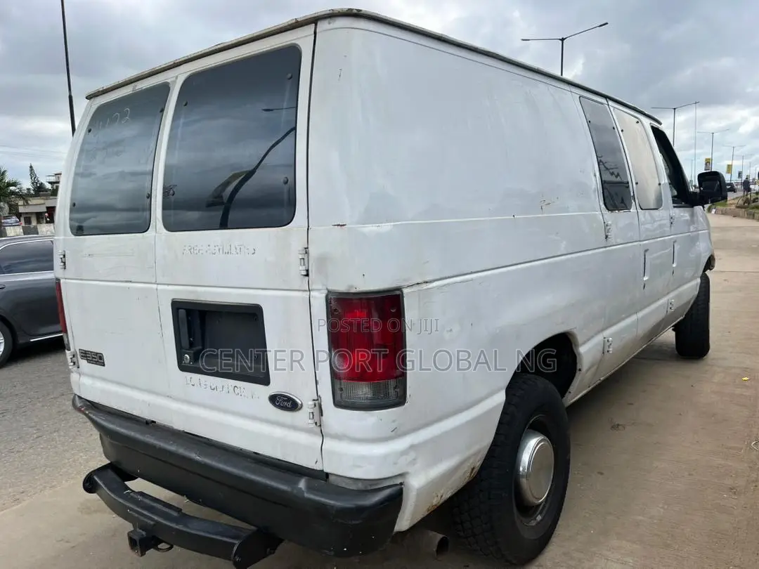 Ford E-350 Super Duty Van 2004 White