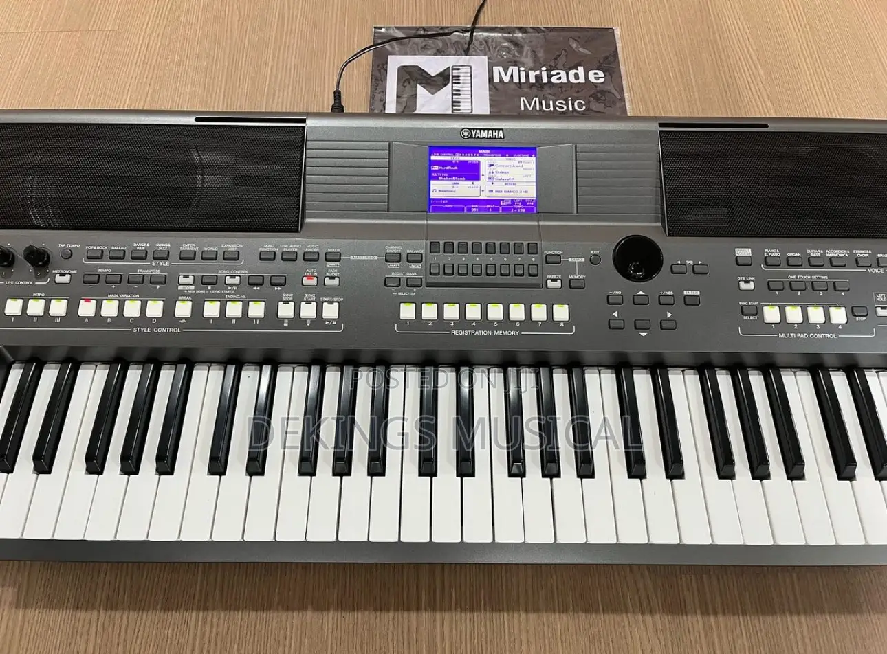 Neatly Used Yamaha PSR S670 Keyboard