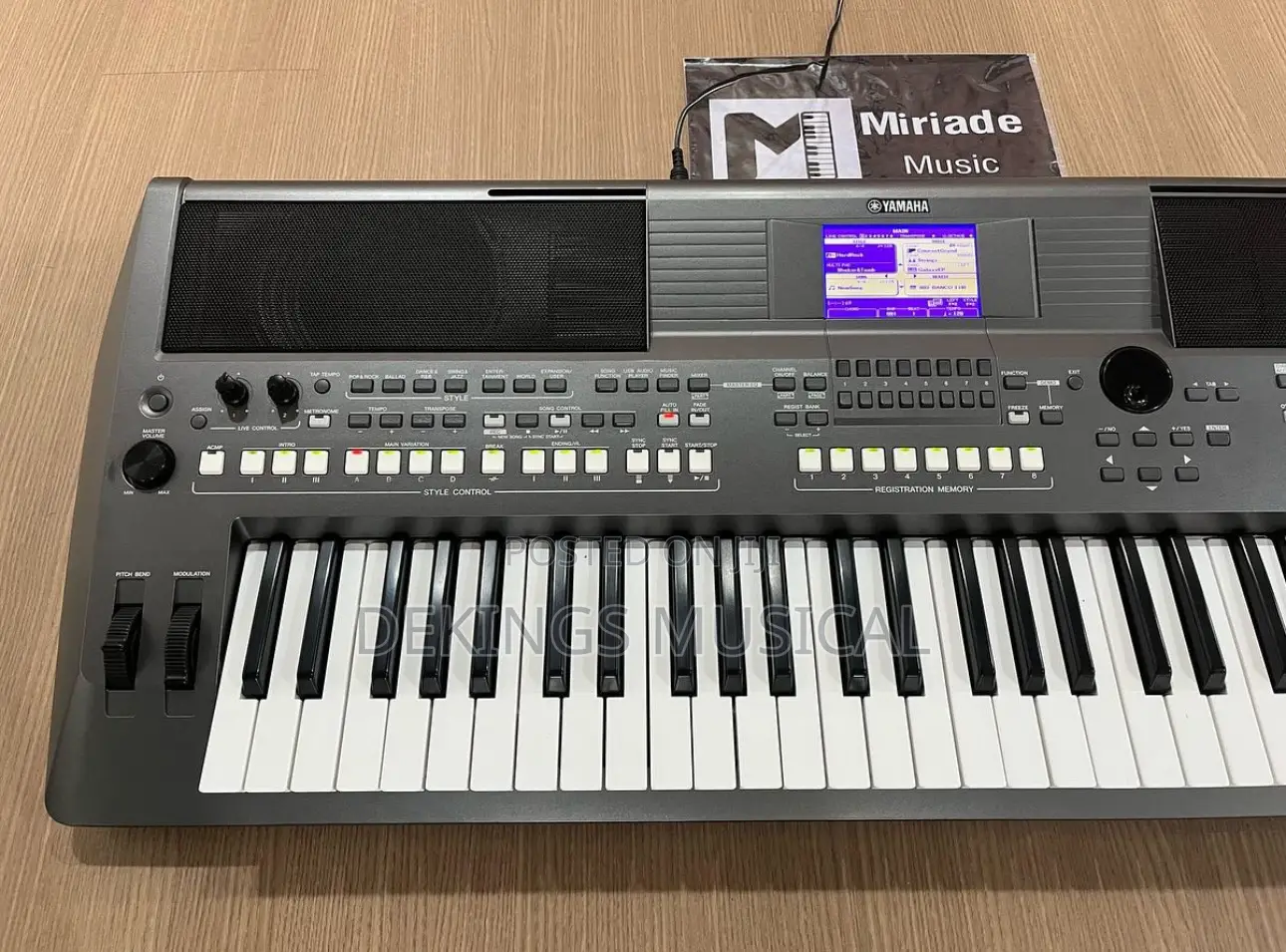 Neatly Used Yamaha PSR S670 Keyboard