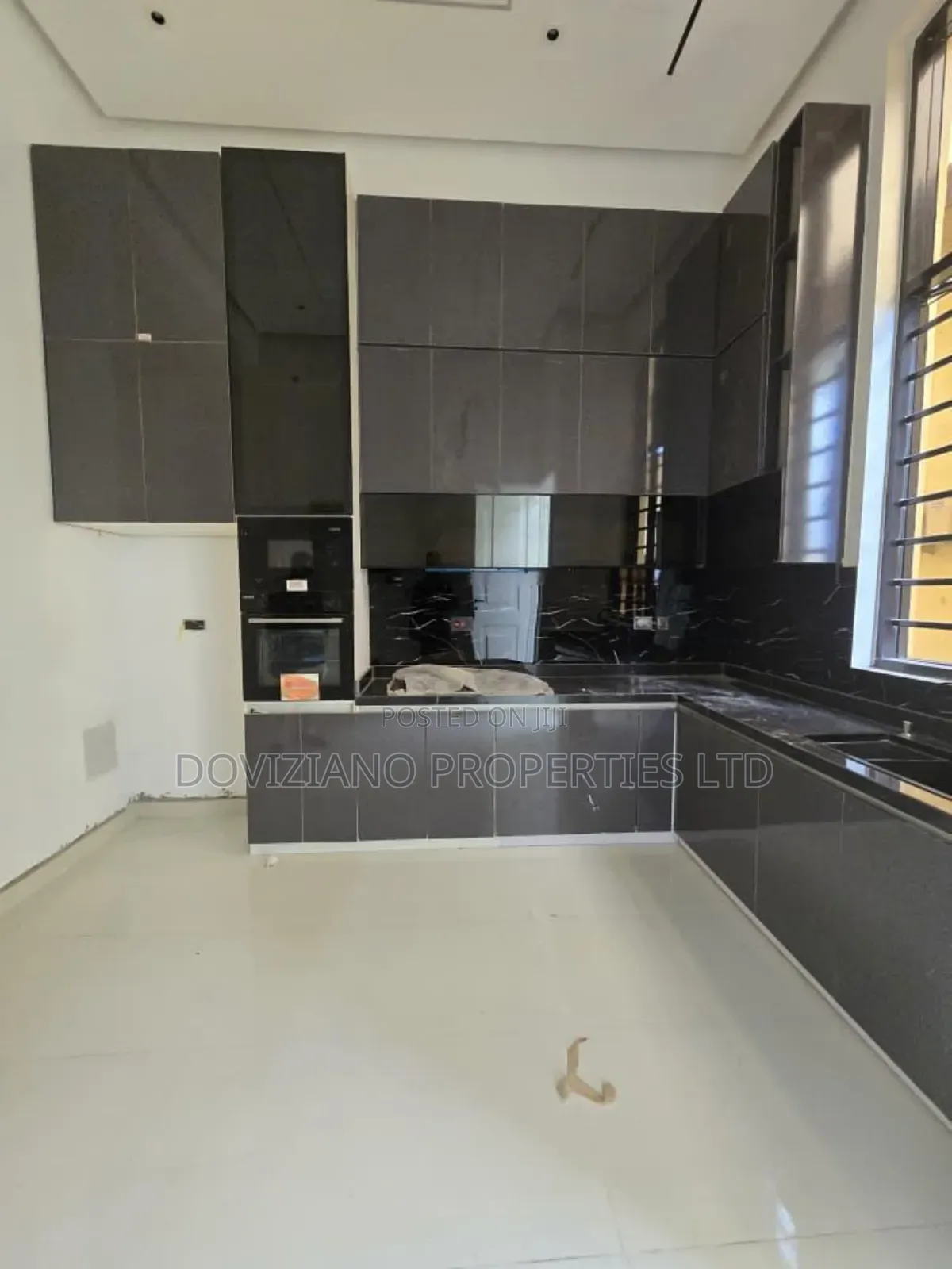 3bdrm Apartment in Lekki Phase 1 for sale
