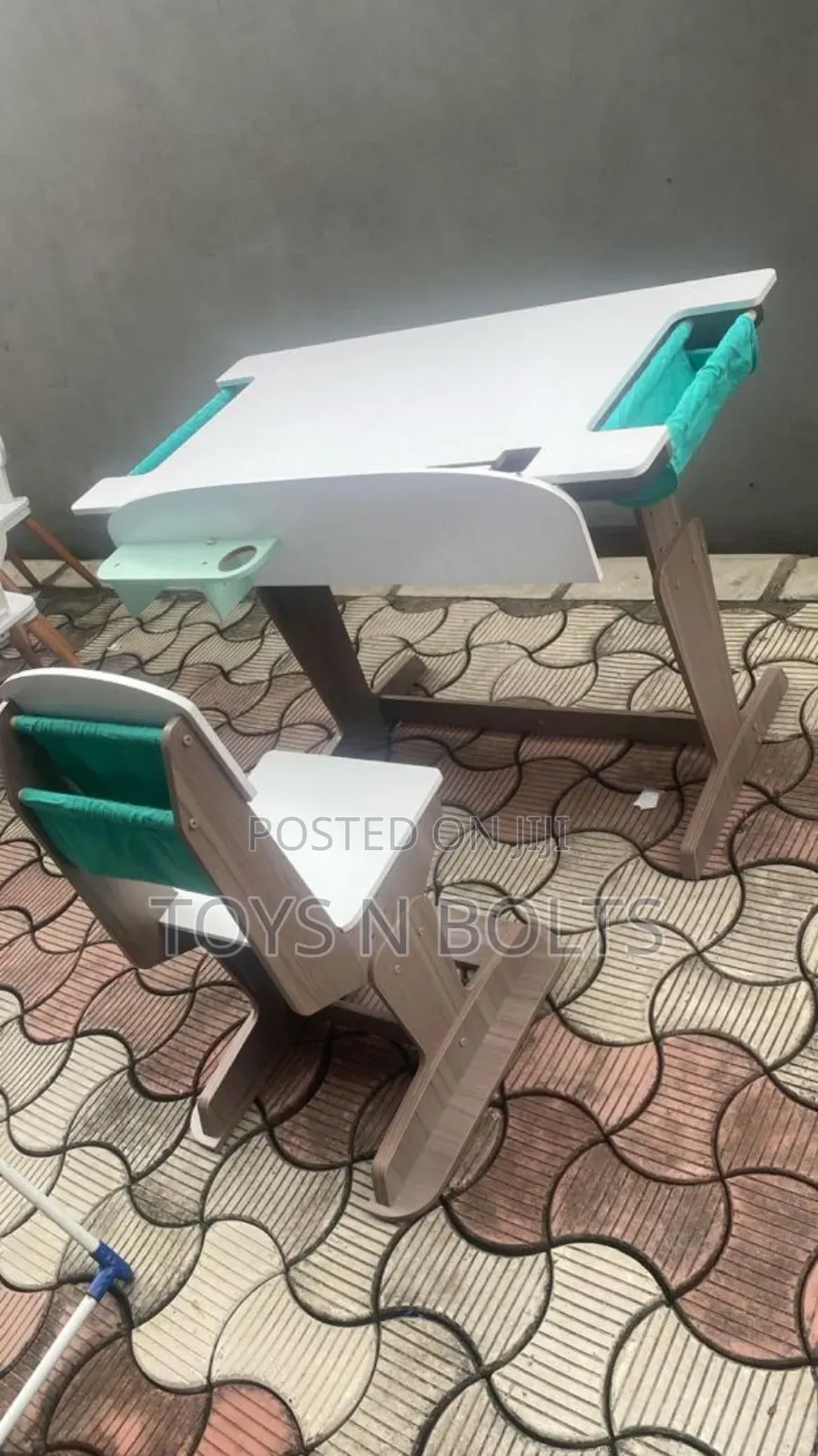 Kids Reading Desk Table and Chair With Storage Pouch