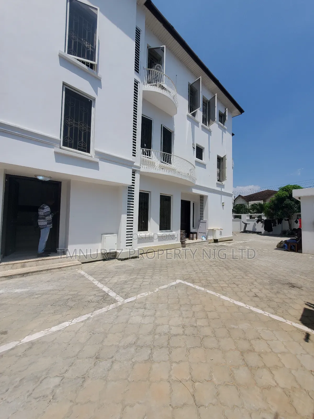 3bdrm Apartment in Lekki Phase1 Estate for rent