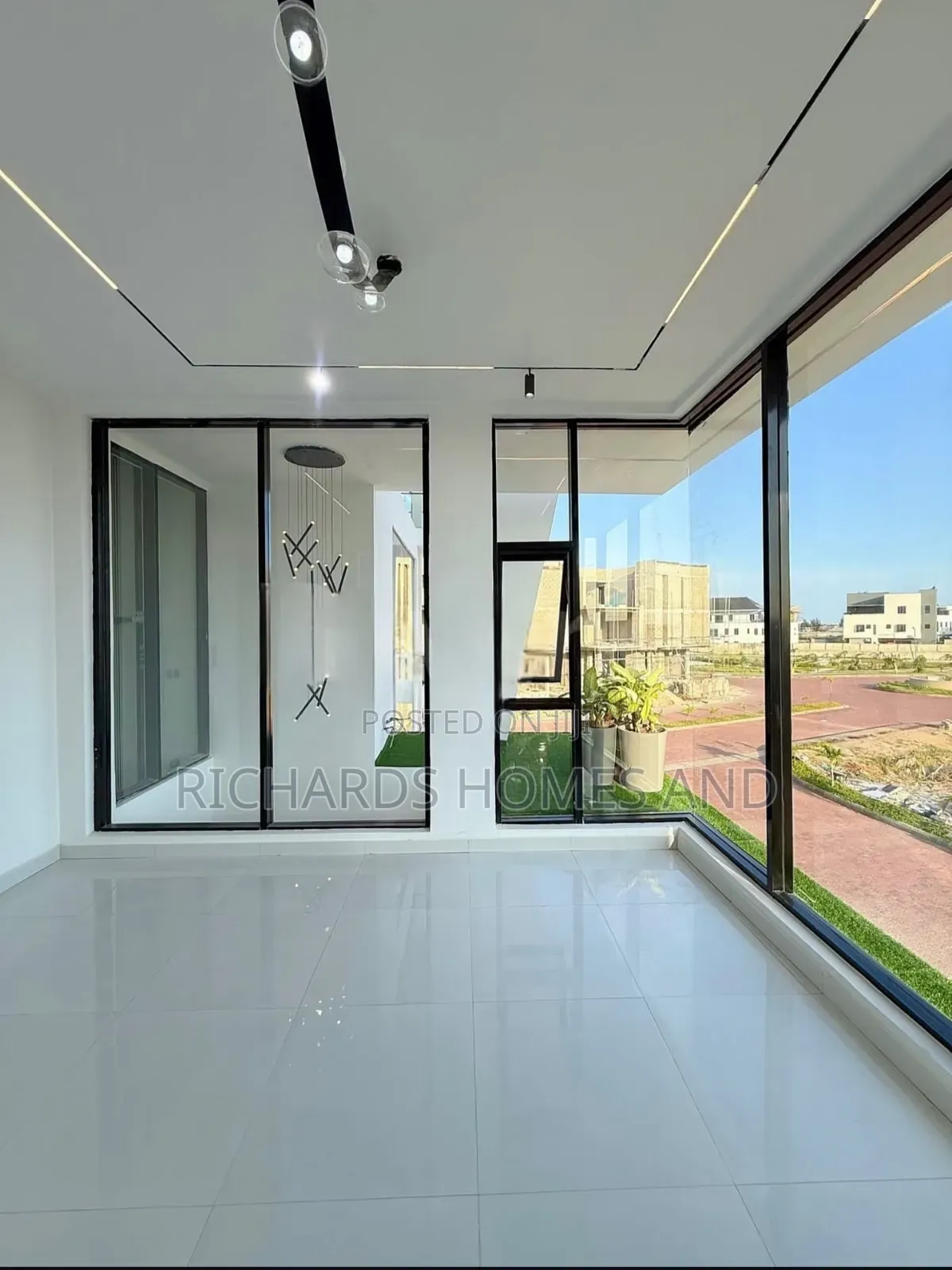 5bdrm House in Osapa london for sale