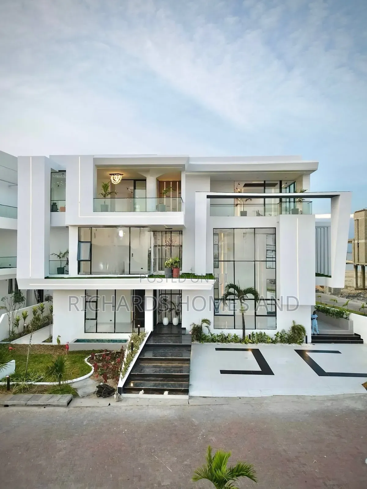 5bdrm House in Osapa london for sale