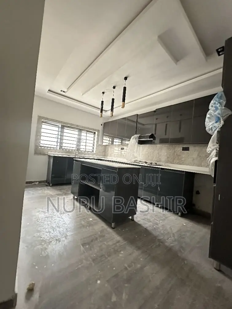 4bdrm Duplex in Gra Oluyole for sale