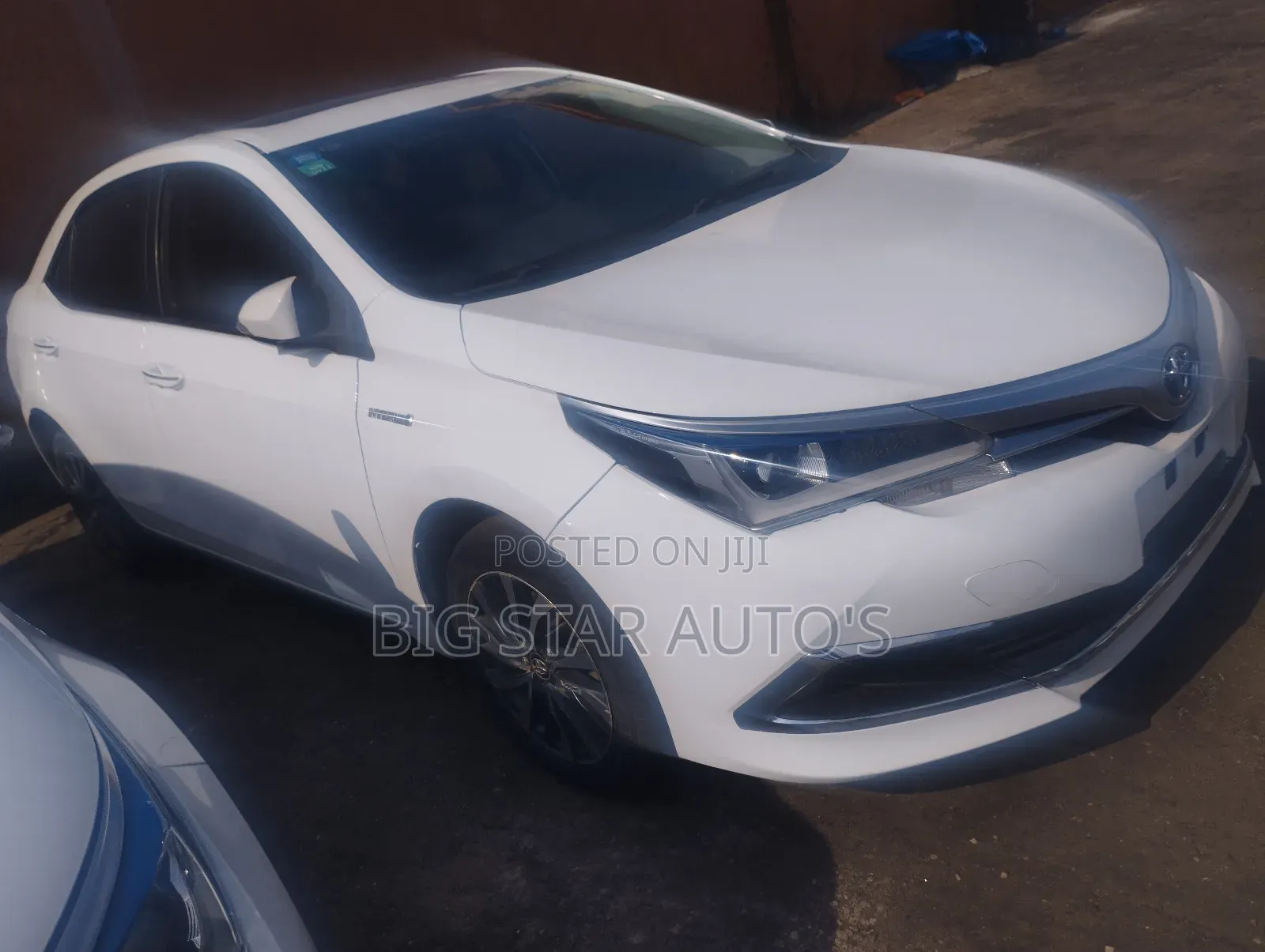 Toyota Corolla XLE (1.8L 4cyl 2A) 2018 White