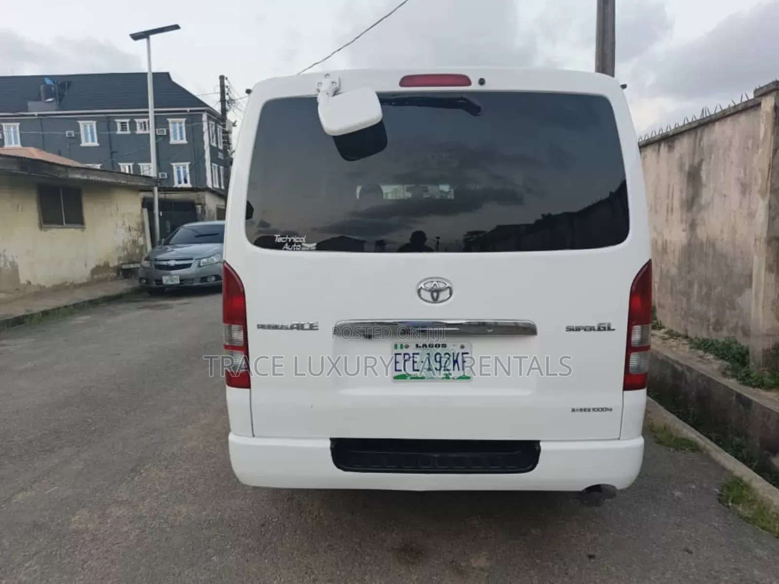 Rent Toyota Hiace 18 Seaters