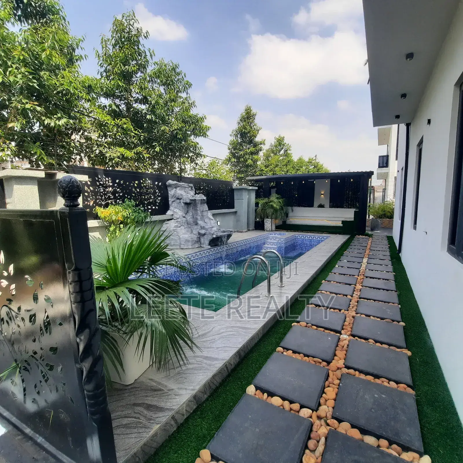 5bdrm Duplex in Kado for sale