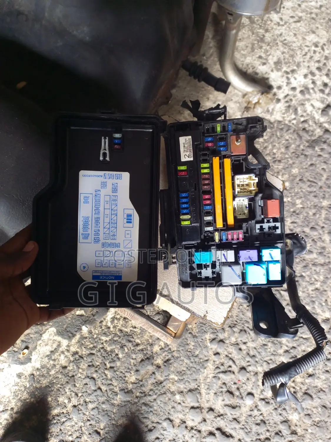 Complete Bonnet Fuse Box Toyota Venza