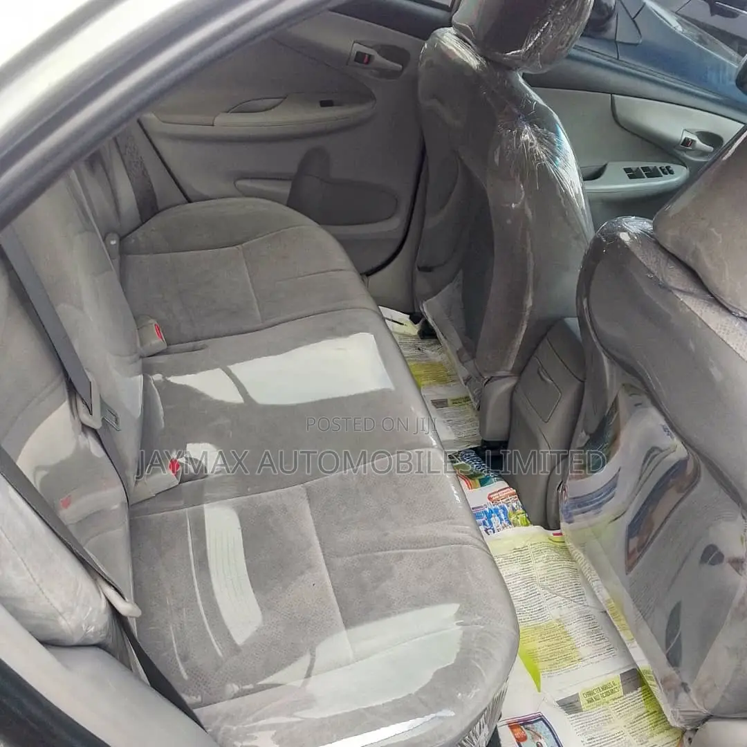 Toyota Corolla LE 4dr Sedan (1.8L 4cyl 4A) 2013 Silver