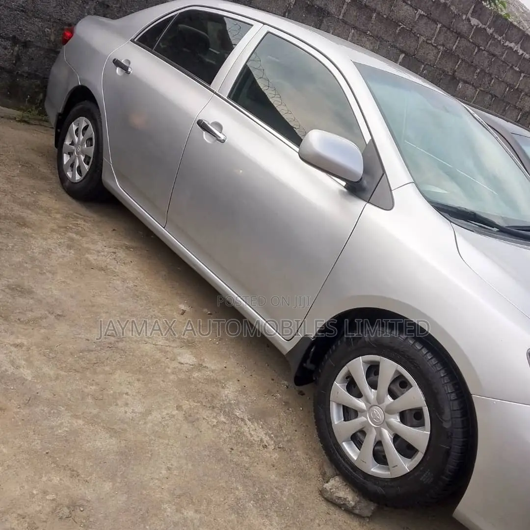 Toyota Corolla LE 4dr Sedan (1.8L 4cyl 4A) 2013 Silver