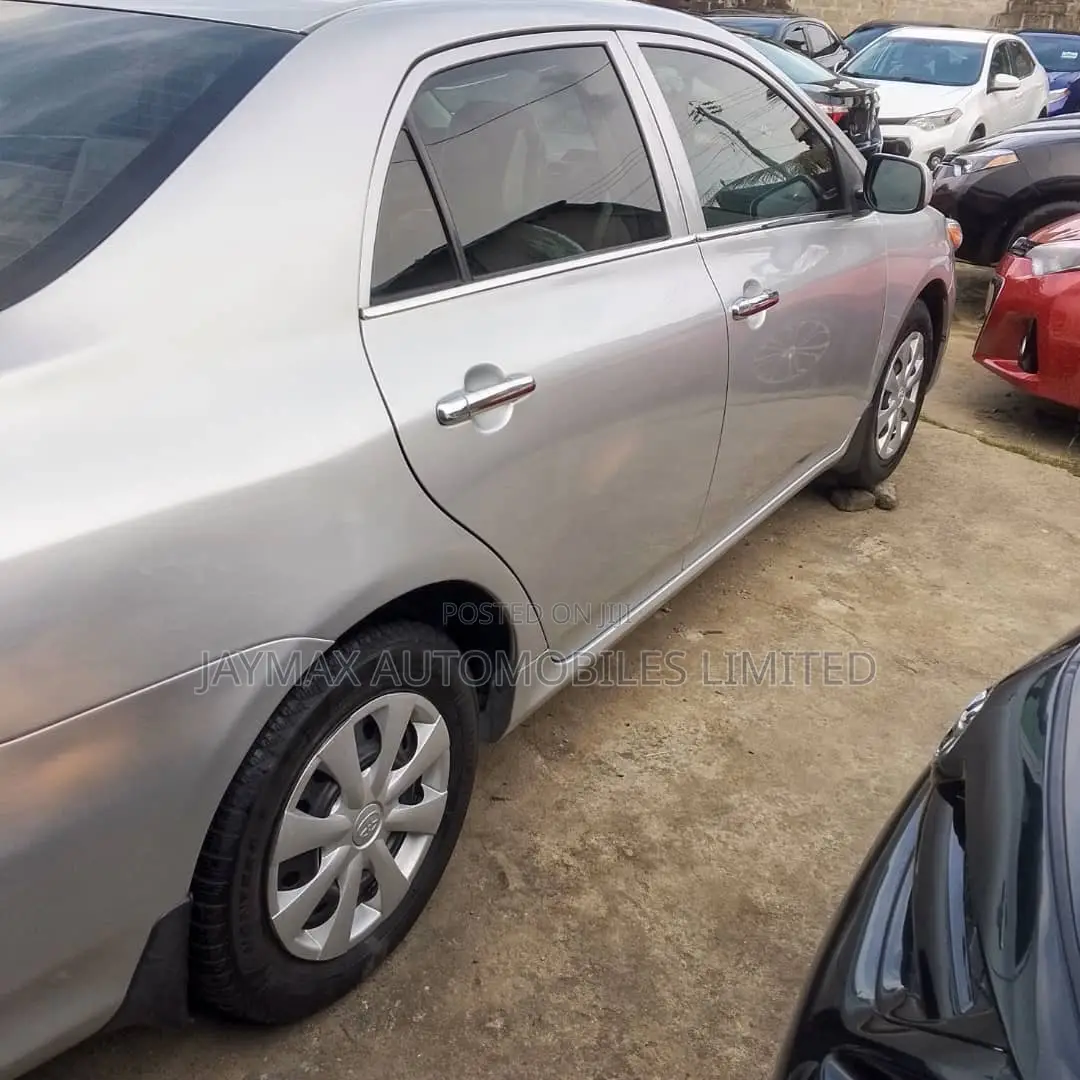 Toyota Corolla LE 4dr Sedan (1.8L 4cyl 4A) 2013 Silver