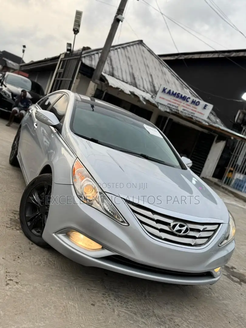 Hyundai Sonata Limited Sedan FWD (2.4L 4cyl 6A) 2012 Silver