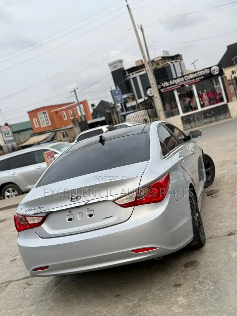 Hyundai Sonata Limited Sedan FWD (2.4L 4cyl 6A) 2012 Silver