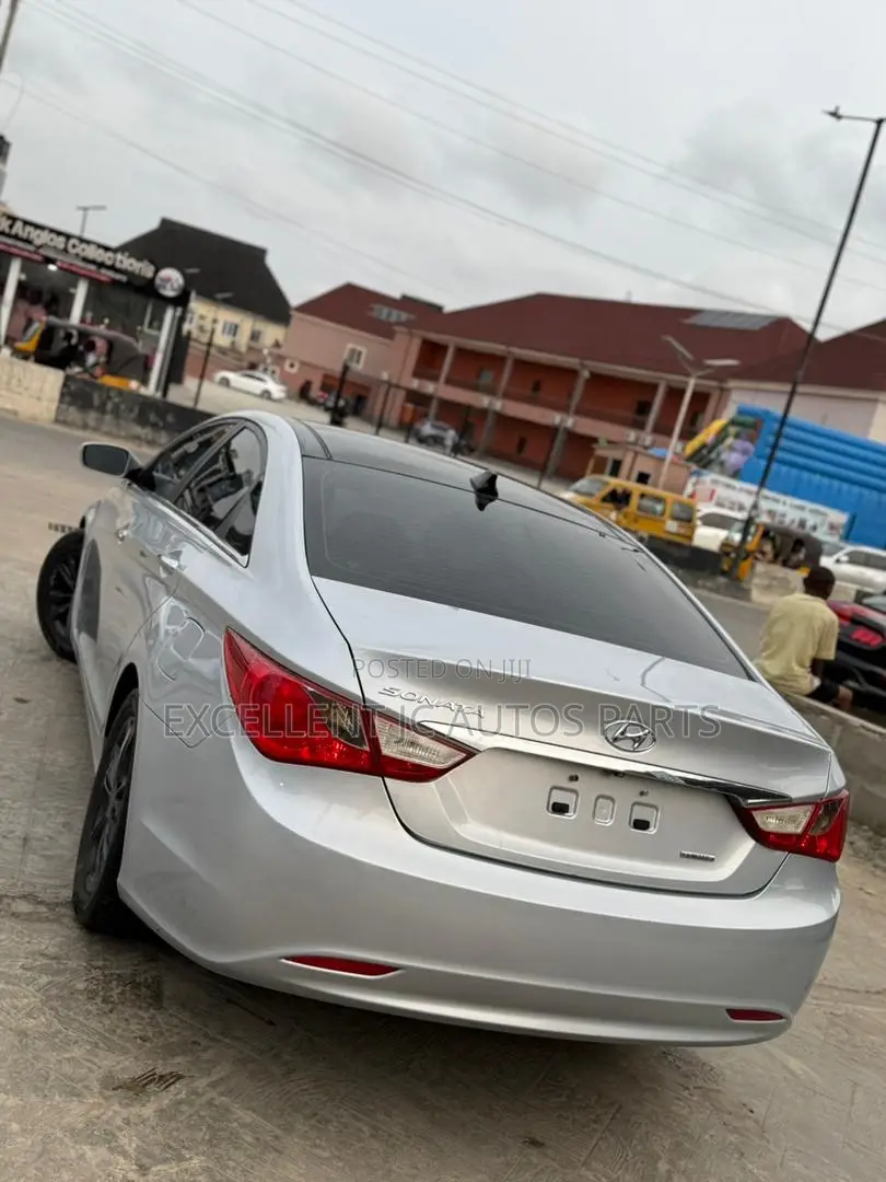 Hyundai Sonata Limited Sedan FWD (2.4L 4cyl 6A) 2012 Silver