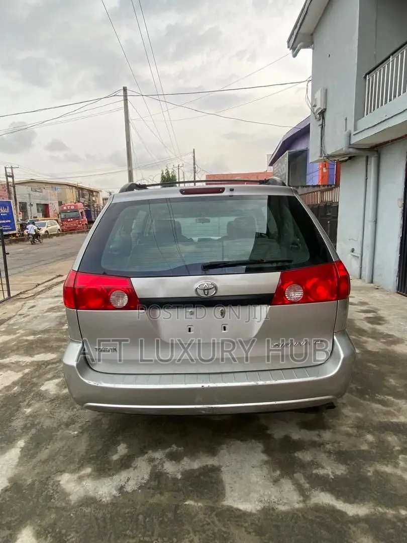 Toyota Sienna LE 2008 Gold