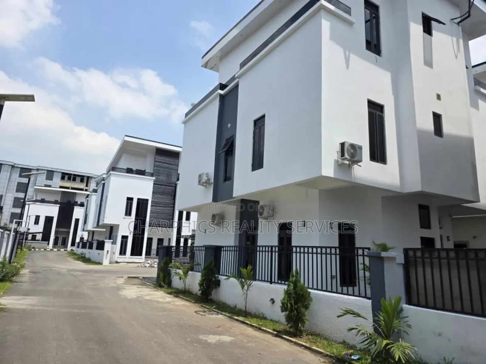 5bdrm Duplex in Jahi for sale