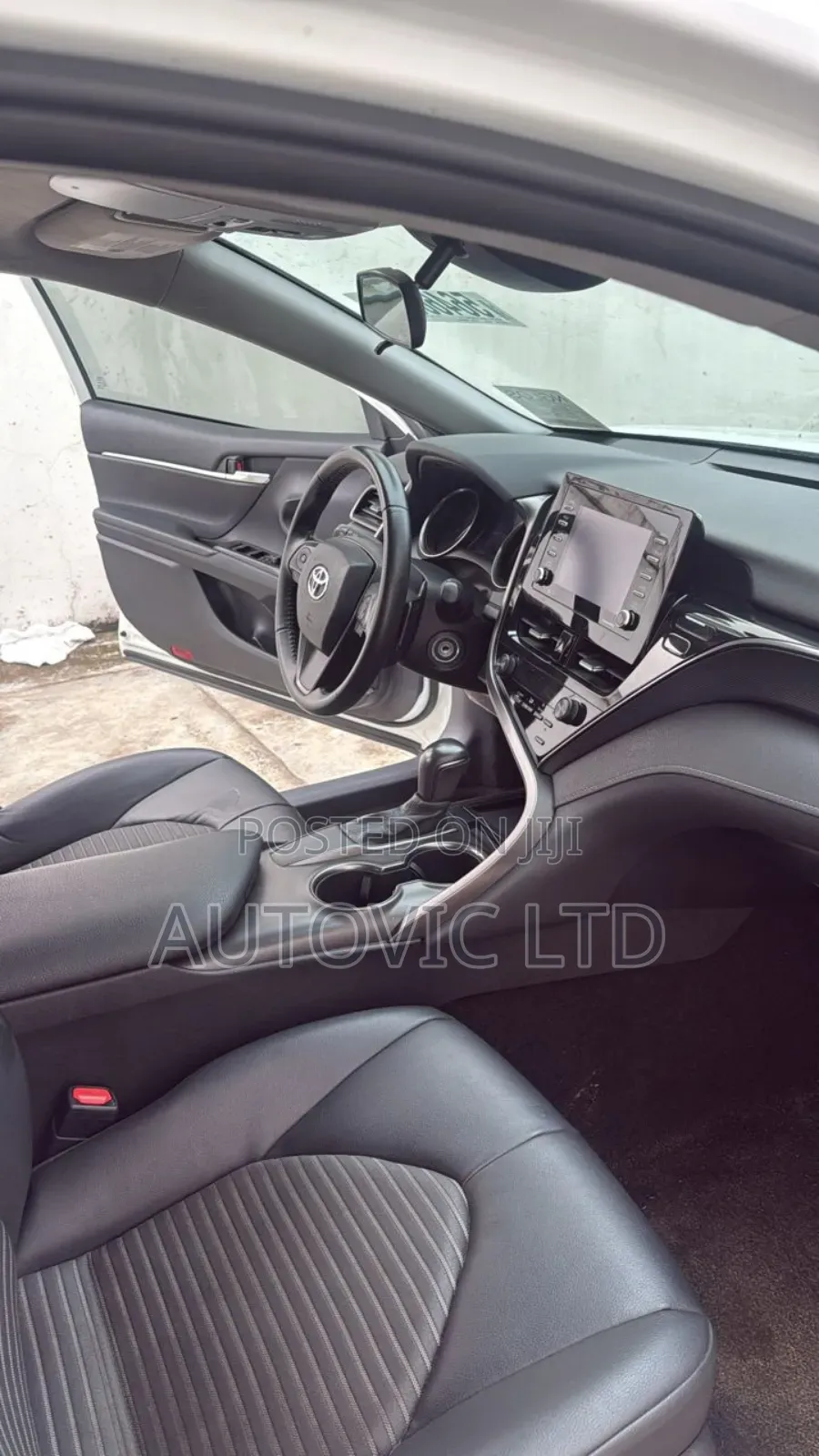 Toyota Camry SE 2022 White