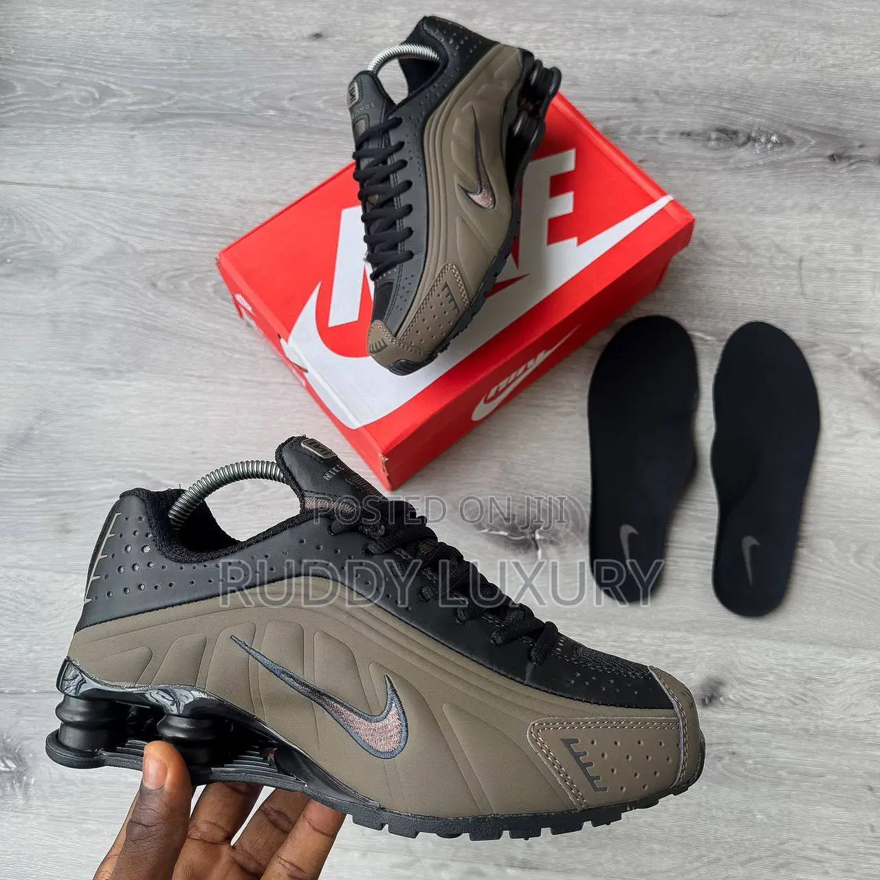 Nike Shox R4 Sneakers – Performance Meets Iconic Style
