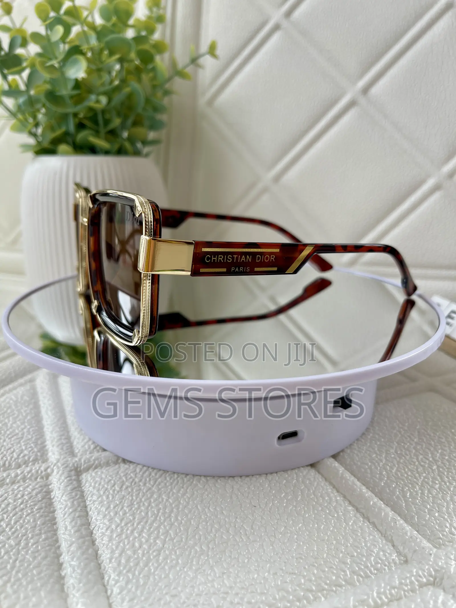 Chic Tortoiseshell Shades With Gold Trim - Square Frame for Women