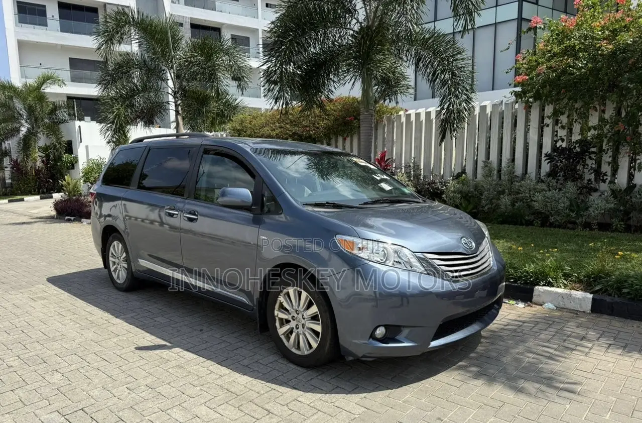 Toyota Sienna XLE 7 Passenger (3.5L 6cyl 8A) 2017 Blue