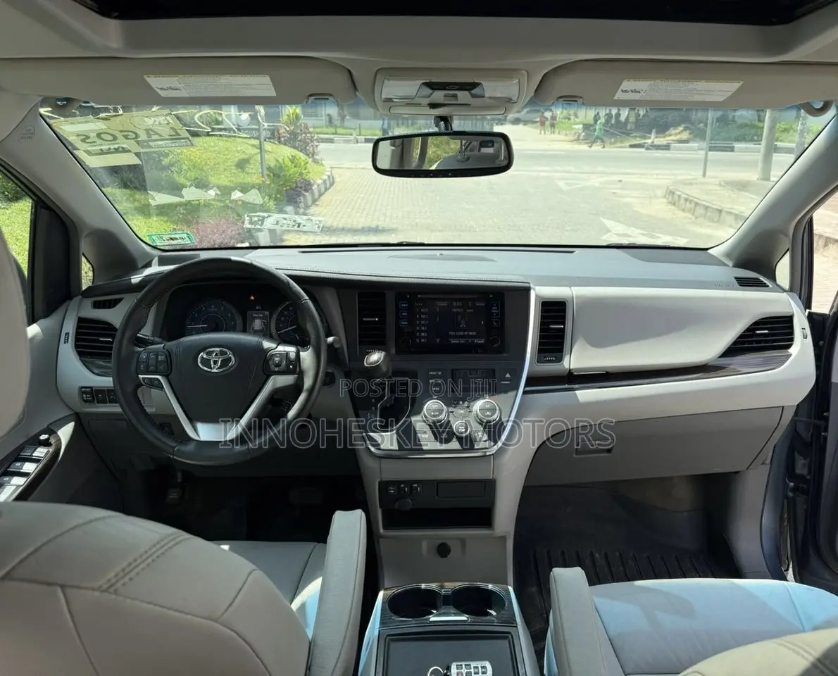 Toyota Sienna XLE 7 Passenger (3.5L 6cyl 8A) 2017 Blue