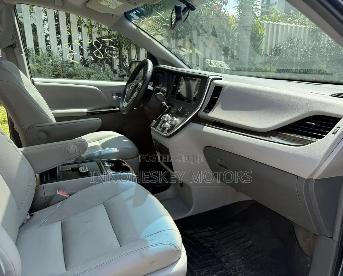 Toyota Sienna XLE 7 Passenger (3.5L 6cyl 8A) 2017 Blue