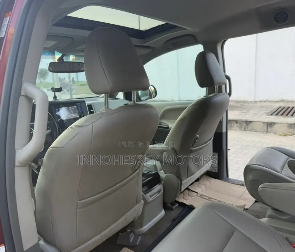 Toyota Sienna XLE Premium 7 Passenger (3.5L 6cyl 8A) 2017 Red