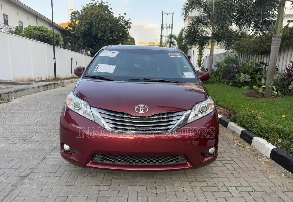 Toyota Sienna XLE Premium 7 Passenger (3.5L 6cyl 8A) 2017 Red