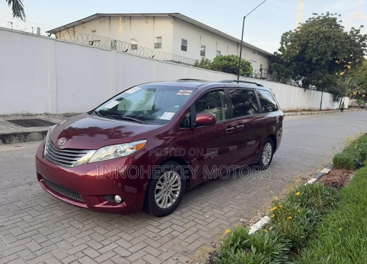 Toyota Sienna XLE Premium 7 Passenger (3.5L 6cyl 8A) 2017 Red