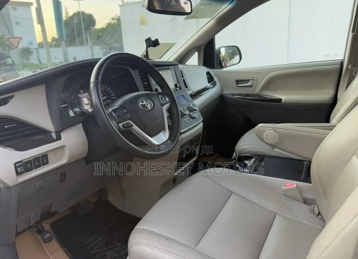 Toyota Sienna XLE Premium 7 Passenger (3.5L 6cyl 8A) 2017 Red