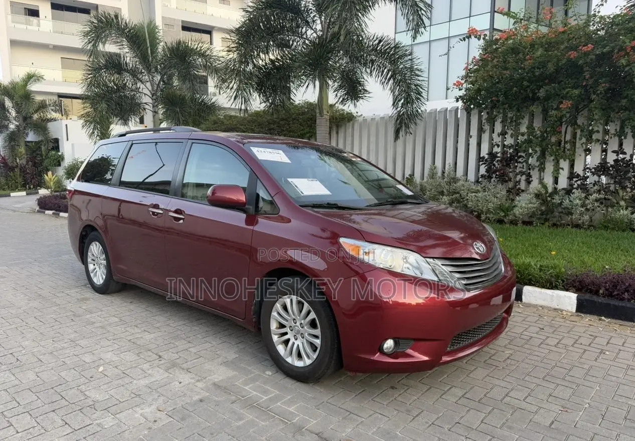 Toyota Sienna XLE Premium 7 Passenger (3.5L 6cyl 8A) 2017 Red