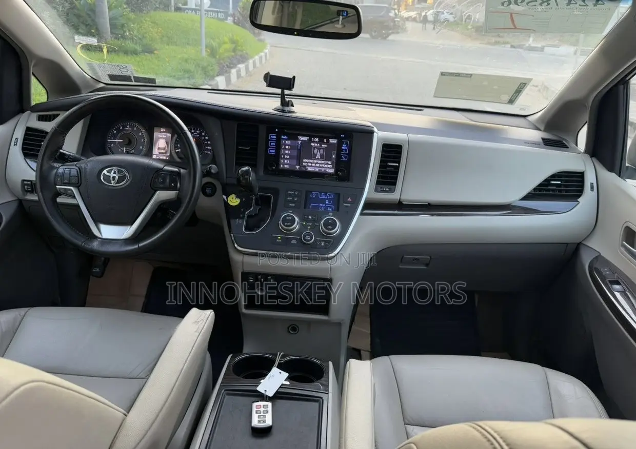 Toyota Sienna XLE Premium 7 Passenger (3.5L 6cyl 8A) 2017 Red