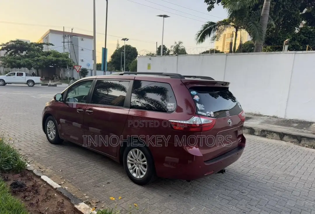 Toyota Sienna XLE Premium 7 Passenger (3.5L 6cyl 8A) 2017 Red