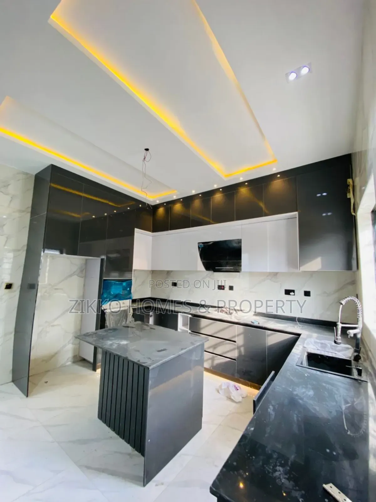5bdrm Duplex in Chevron, Lekki for sale