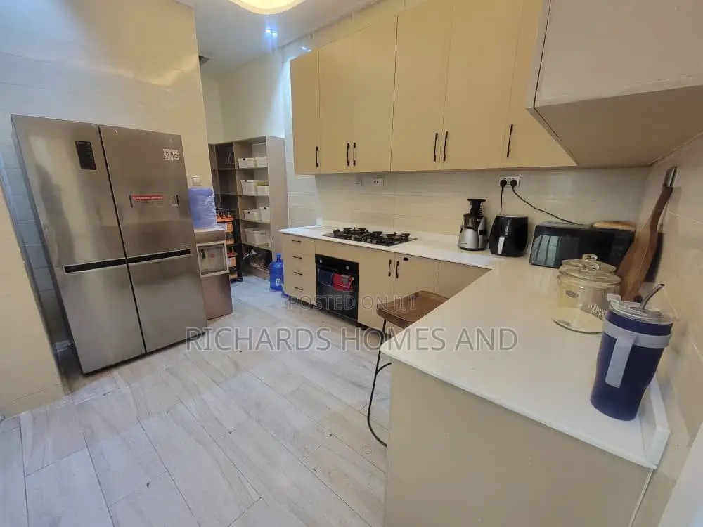 5bdrm House in Cowrie Creek Estate, Ikate for sale