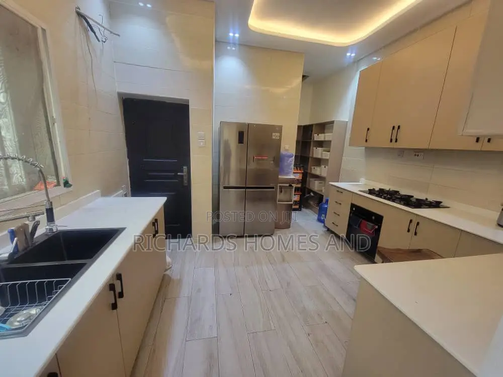 5bdrm House in Cowrie Creek Estate, Ikate for sale