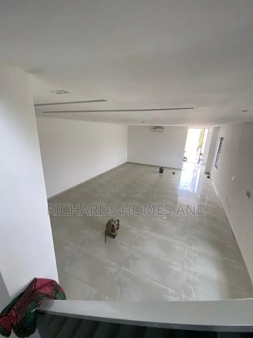 5bdrm House in Cowrie Creek Estate, Ikate for sale