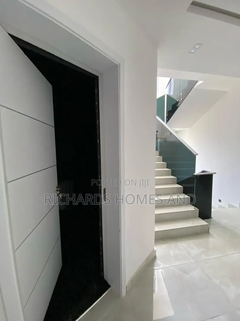 5bdrm House in Cowrie Creek Estate, Ikate for sale