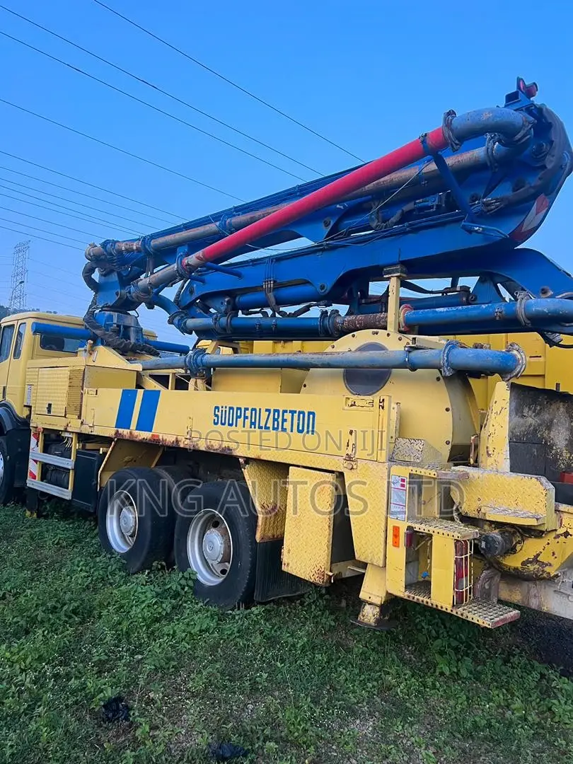 Mercedes-Benz Concrete Pump Truck