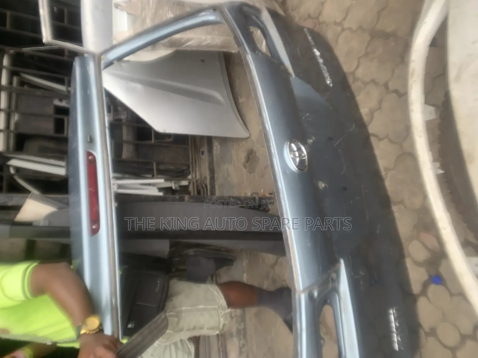 Toyota Sienna 05 Model Empty Booth