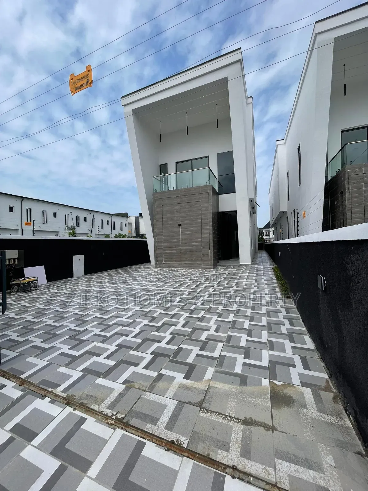 5bdrm Duplex in Orchid Road, Lekki for sale