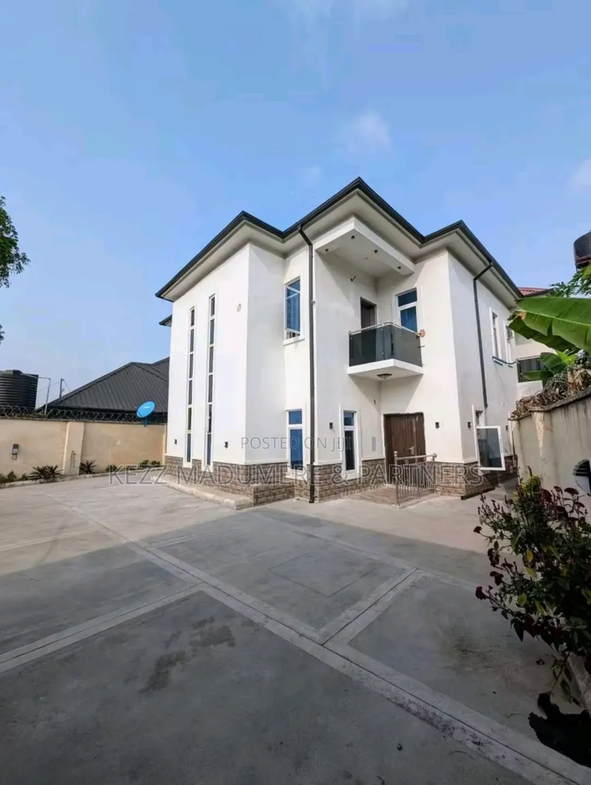 8bdrm Duplex in Off Oron Road Uyo for sale